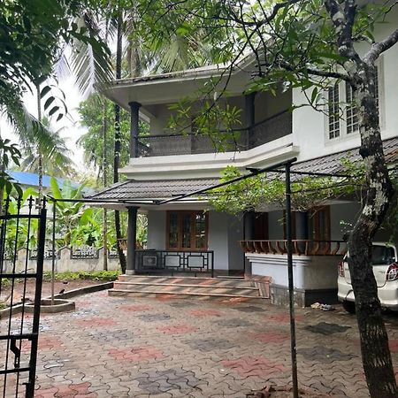 H Villa Nilambūr Buitenkant foto