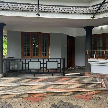 H Villa Nilambūr Buitenkant foto