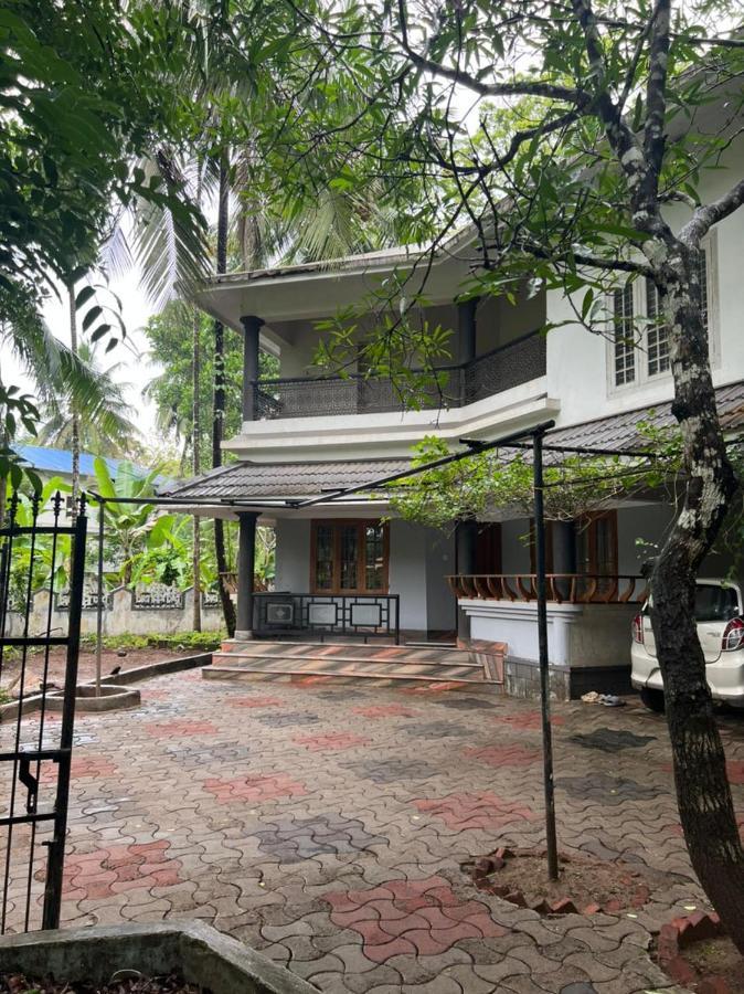 H Villa Nilambūr Buitenkant foto